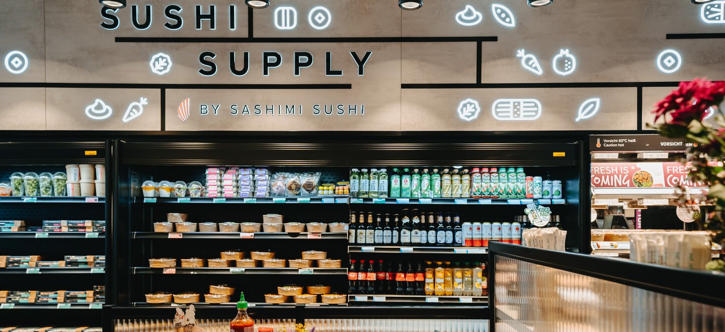 Sushi Supply Store Hamburg Hauptbahnhof Moenckebergstrasse – frische Sushi-Boxen, Bowls und Getraenke zum Mitnehmen