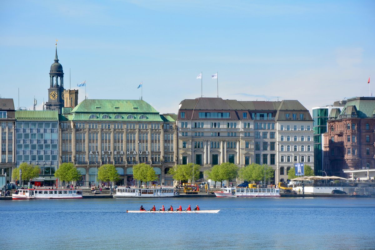 Binnenalster Hamburg mit Alsterhaus und Michel — neuer Standort Sushi Supply Jungfernstieg