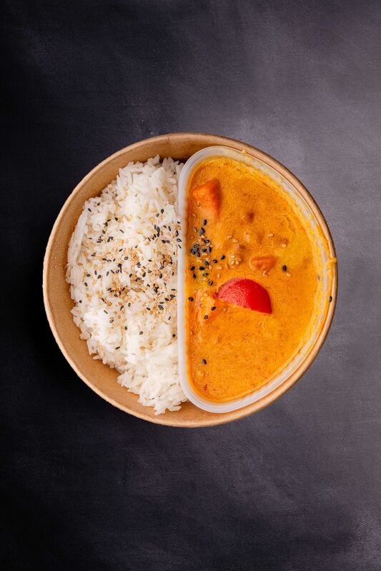 Sushi-Zubereitung mit frischen Zutaten — Sushi Supply Qualität