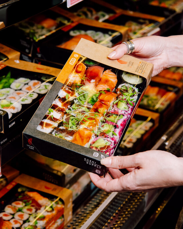 Sushi-Koch bereitet frisches Sushi zu — Sushi Supply Hamburg